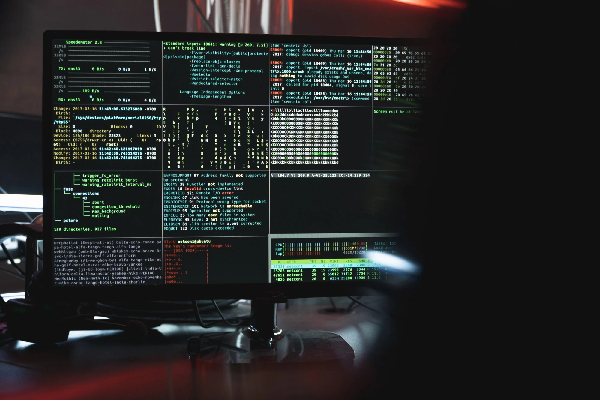 Pantalla de computadora mostrando múltiples ventanas de terminal Linux con logs del sistema, errores y monitoreo de procesos en texto verde sobre fondo negro.