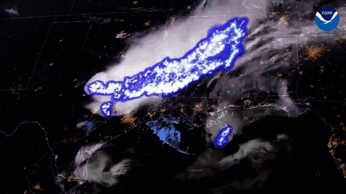 Imagen satelital nocturna de la NOAA que muestra una línea de tormentas con actividad eléctrica intensa resaltada en azul sobre territorio continental.