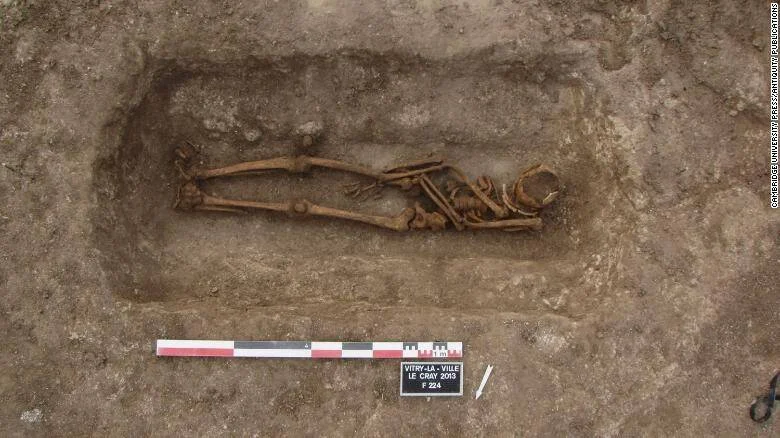 Esqueleto humano completo hallado en una tumba excavada en Vitry-la-Ville, Francia, con escala métrica visible, datado en 2013.