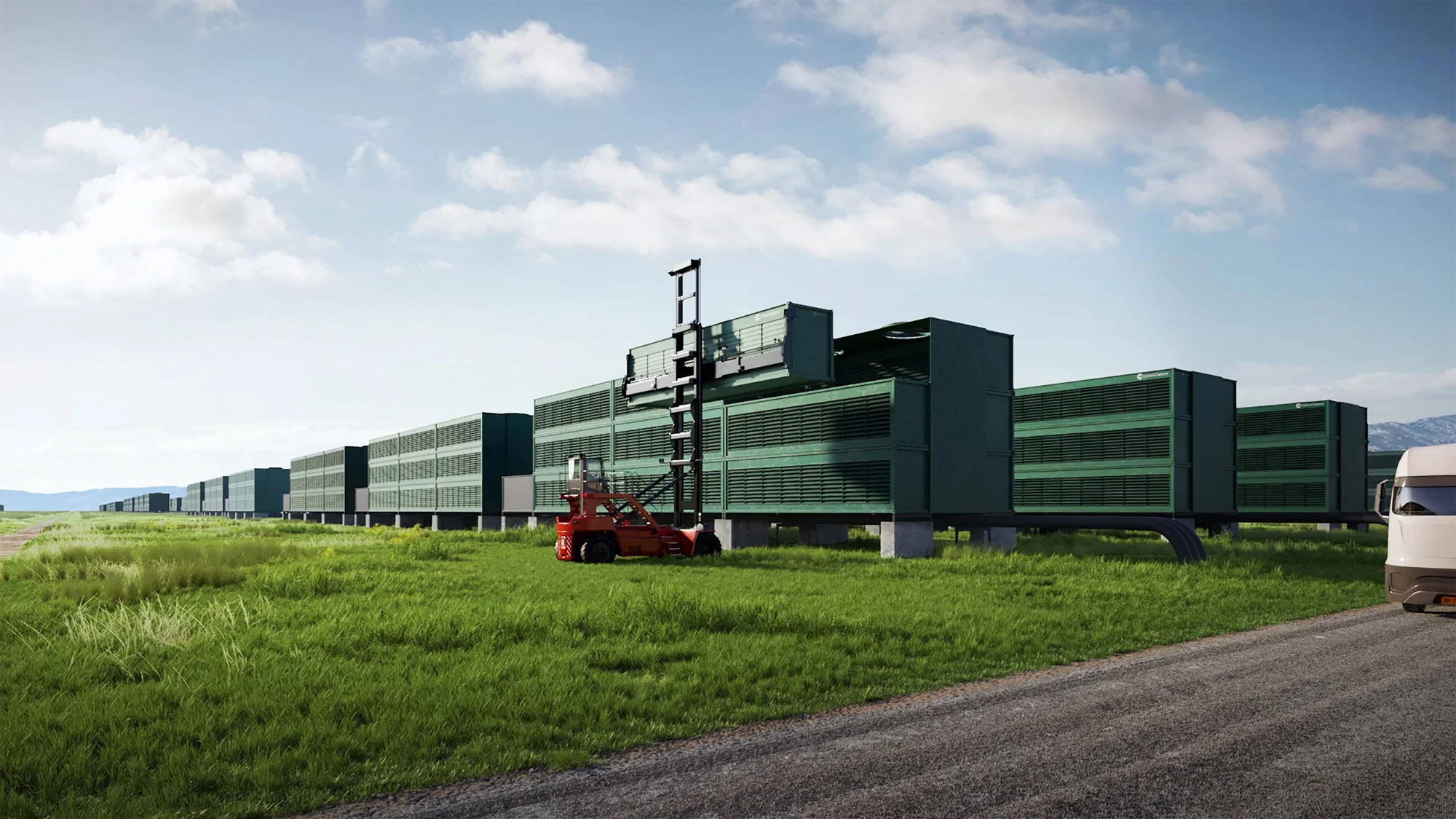 Renderizado de una larga instalación industrial modular de color verde con una carretilla elevadora roja trabajando frente a ella en un paisaje rural.