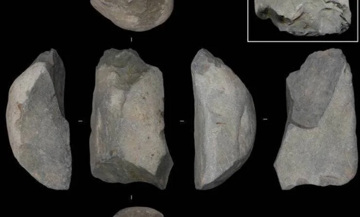 Distintas vistas de una herramienta lítica prehistórica tallada en piedra gris, fotografiadas sobre fondo negro.