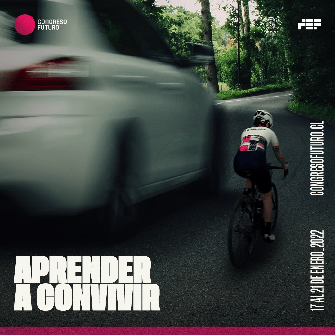 Ciclista en ruta comparte la calzada con un automóvil en movimiento, con el lema 'Aprender a convivir' del Congreso Futuro 2022.