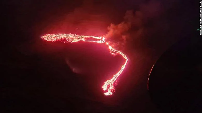 Ríos de lava incandescente fluyen desde una fisura volcánica durante una erupción nocturna en Islandia.