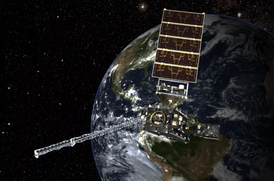 Ilustración de un satélite con paneles solares orbitando la Tierra con el continente americano visible al fondo.