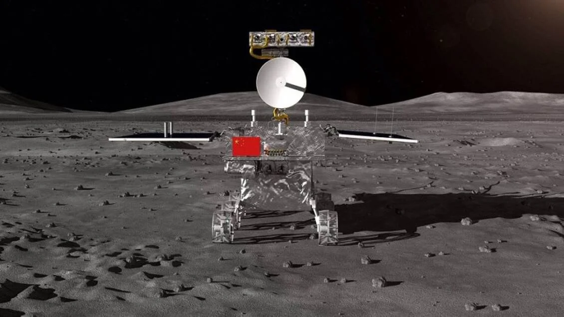 Recreación artística de un rover lunar chino con la bandera de China sobre la superficie gris de la Luna.