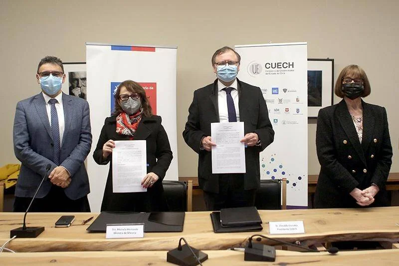 Cuatro personas con mascarilla posan tras la firma de un acuerdo entre el Ministerio de Minería y el Consorcio de Universidades del Estado de Chile (CUECH).