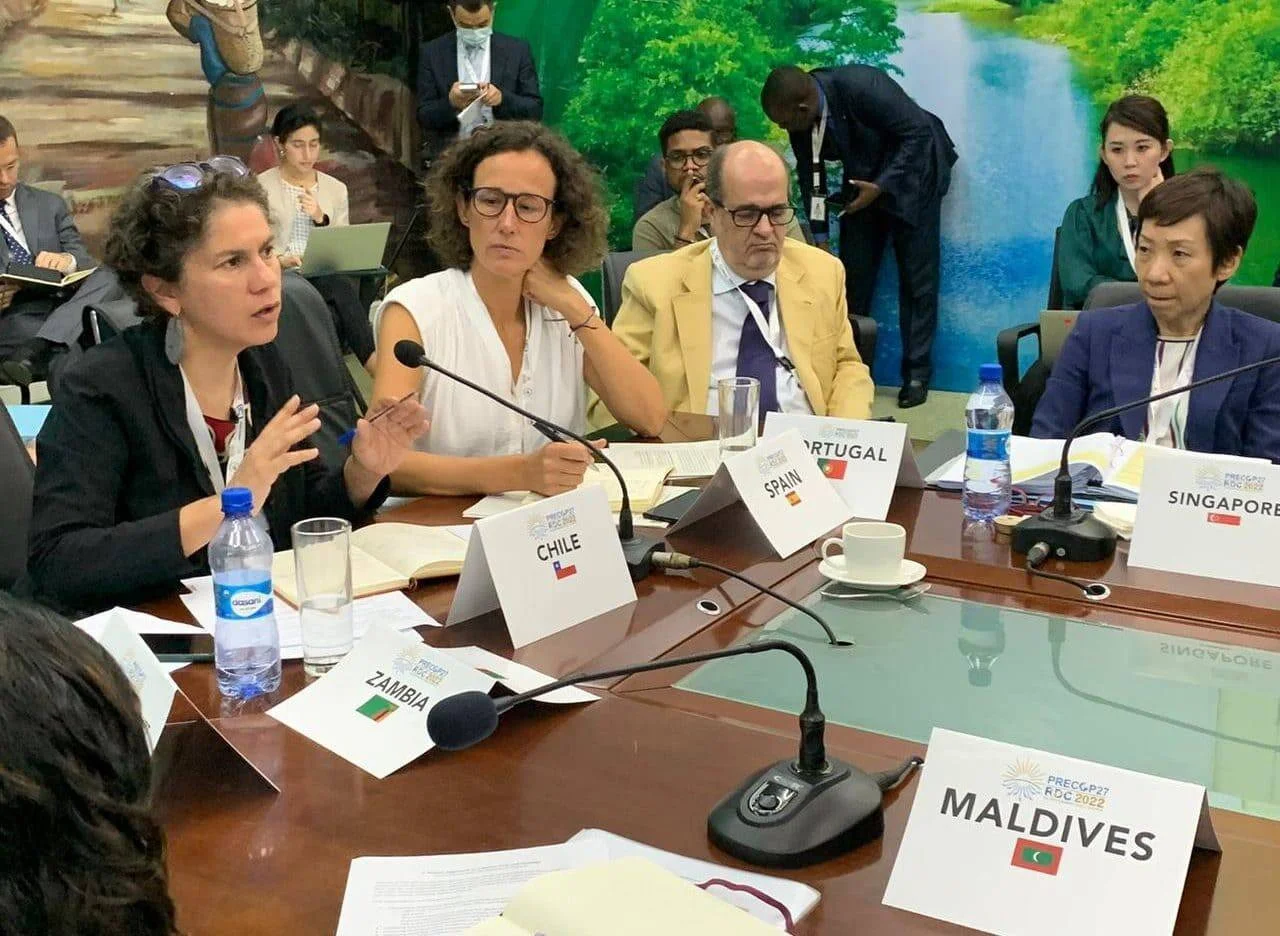 Delegados de Chile, España, Portugal, Singapur, Zambia y Maldivas participan en la reunión Pre-COP27 celebrada en la RDC en 2022.