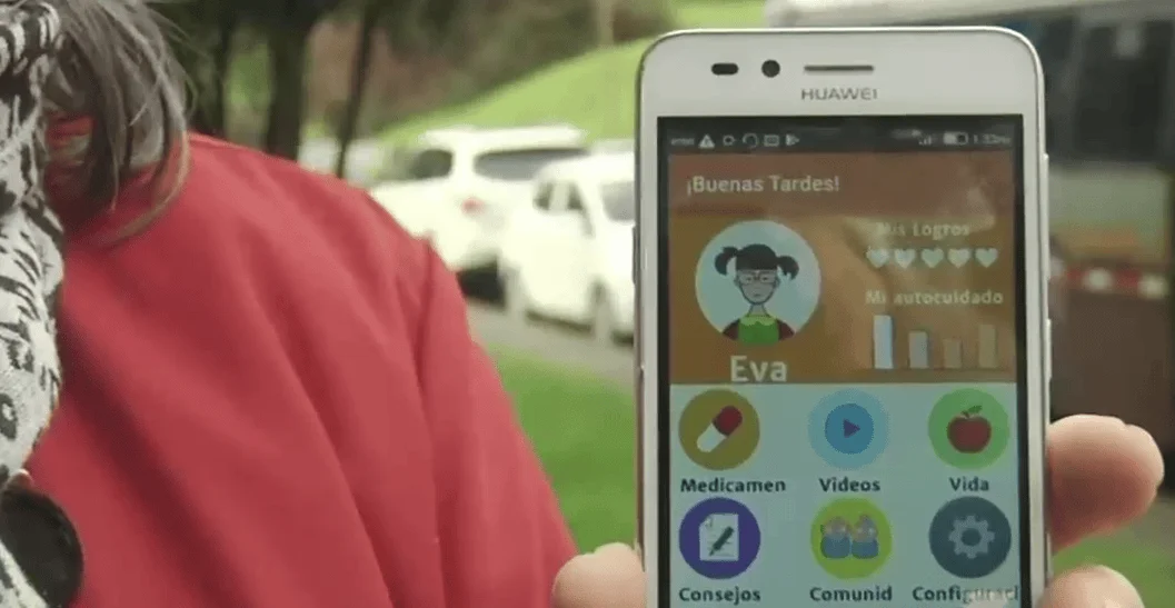 Persona sostiene un celular Huawei mostrando una app de salud con secciones de medicamentos, videos, consejos y comunidad para el usuario Eva.
