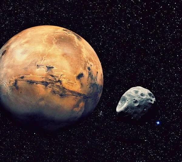 Ilustración de Marte junto a su luna Fobos, con un fondo de estrellas en el espacio profundo.