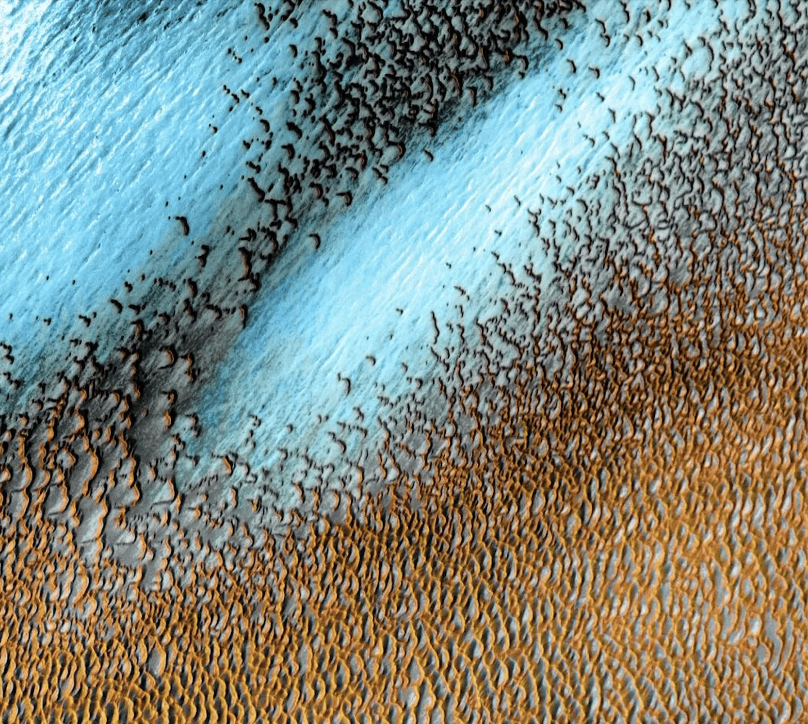 Vista aérea de dunas marcianas con hielo azul de dióxido de carbono y manchas oscuras por sublimación primaveral.
