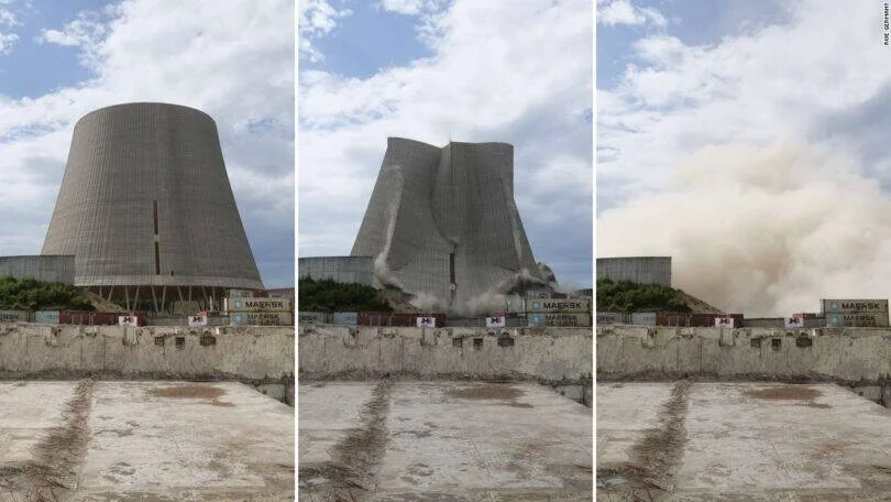 Tres imágenes consecutivas muestran la implosión controlada de una torre de enfriamiento: intacta, partiéndose y colapsando en polvo.
