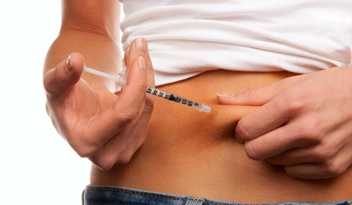 Una persona se administra una inyección subcutánea con jeringa en el abdomen, técnica habitual en el tratamiento de la diabetes.