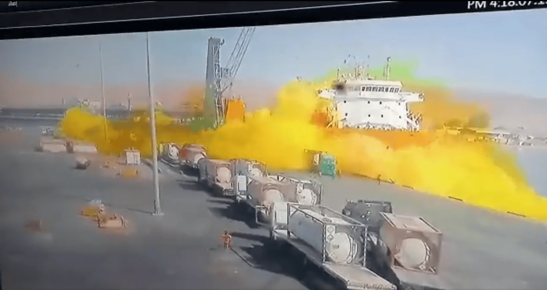 Densa nube de gas tóxico de color amarillo se expande desde un barco en un puerto, captada por cámara de seguridad.