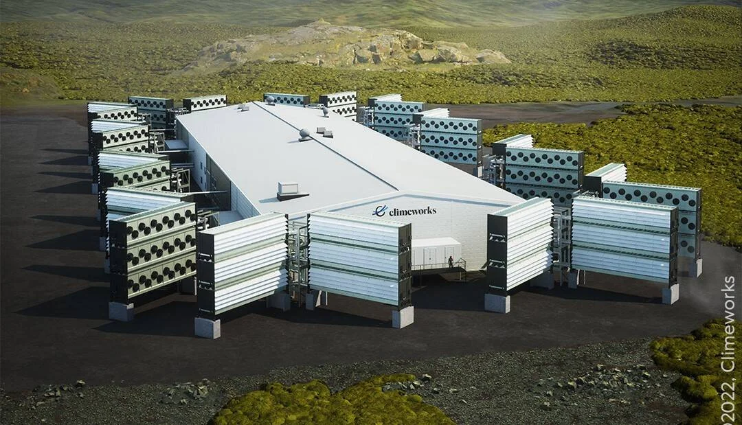 Render de la planta de captura directa de aire de Climeworks, con grandes módulos de filtros industriales rodeando un edificio central en un paisaje volcánico.