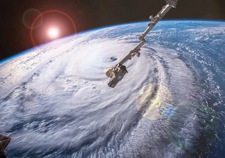 Huracán con ojo claramente visible fotografiado desde la Estación Espacial Internacional con el Sol al fondo.
