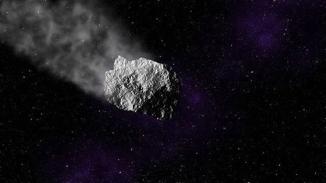 Asteroide rocoso con estela de polvo desplazándose a través del espacio estrellado con nebulosa violeta al fondo.
