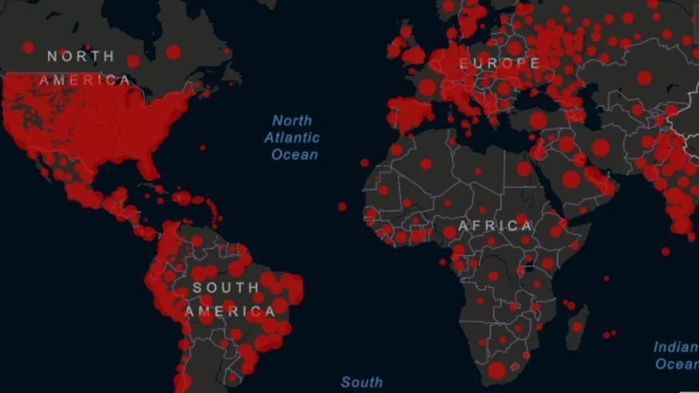 Mapa mundial con puntos rojos que indican la distribución de casos de COVID-19, con mayor concentración en América del Norte, Europa y América del Sur.