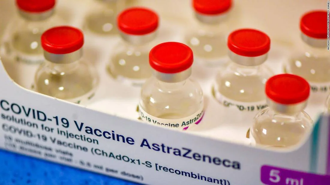 Caja con múltiples viales de la vacuna COVID-19 AstraZeneca con tapas rojas listos para su distribución.