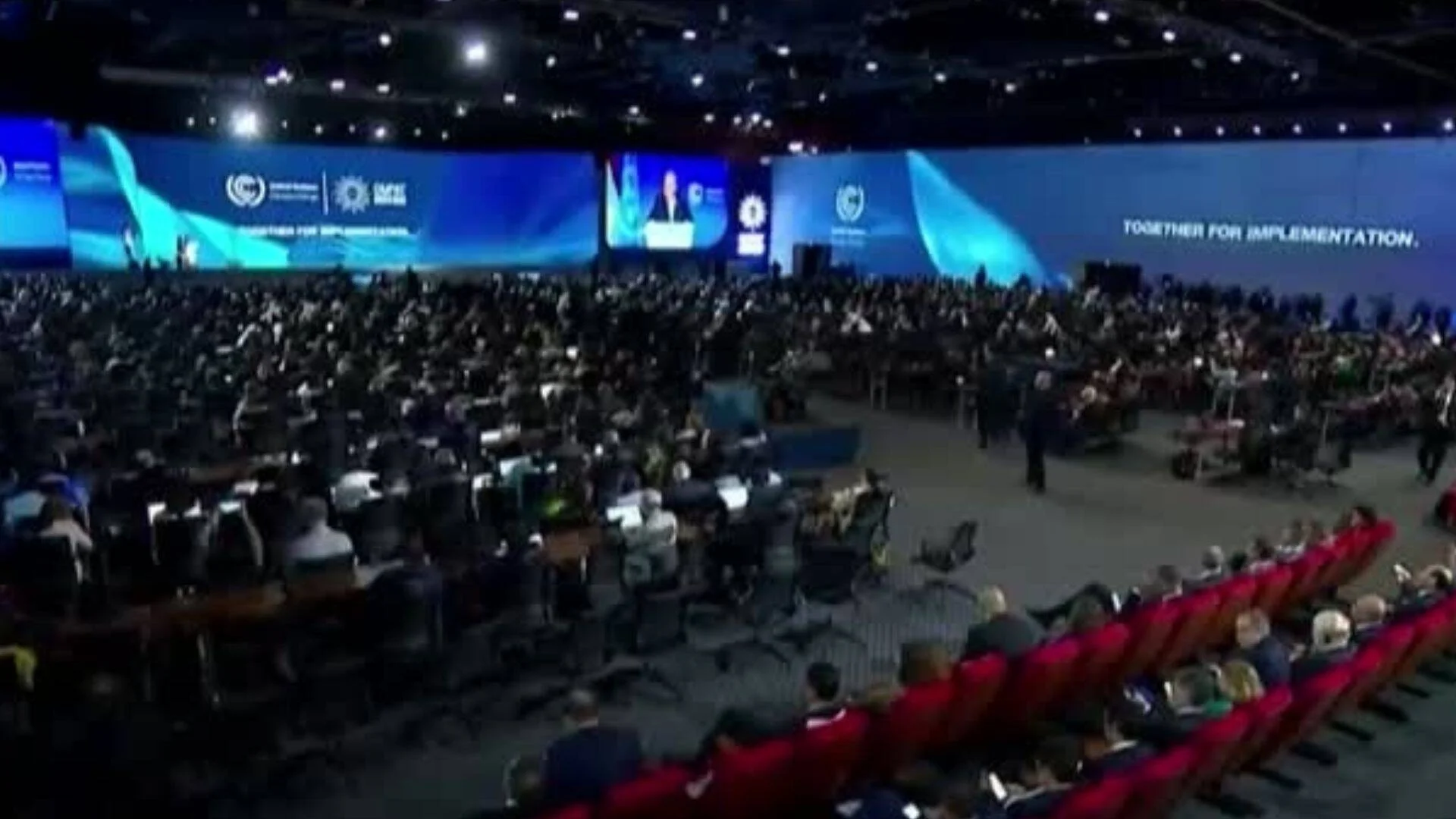 Miles de delegados asisten a la sesión plenaria de una conferencia climática de la ONU bajo el lema 'Together for Implementation'.