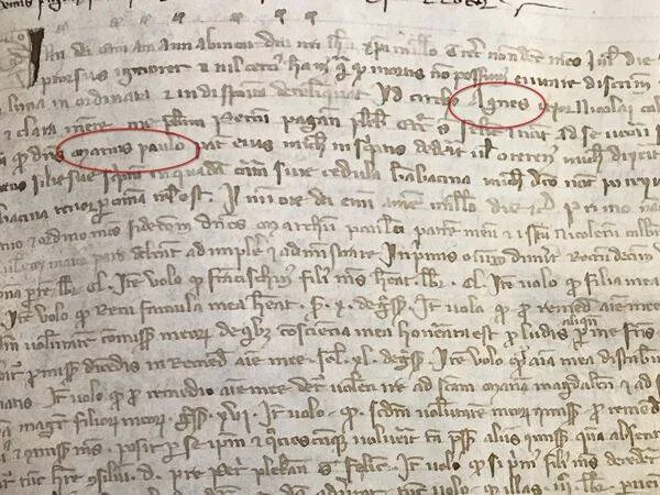 Página de manuscrito medieval en latín con dos palabras circuladas en rojo: 'Agnes' y 'marino paulo'.