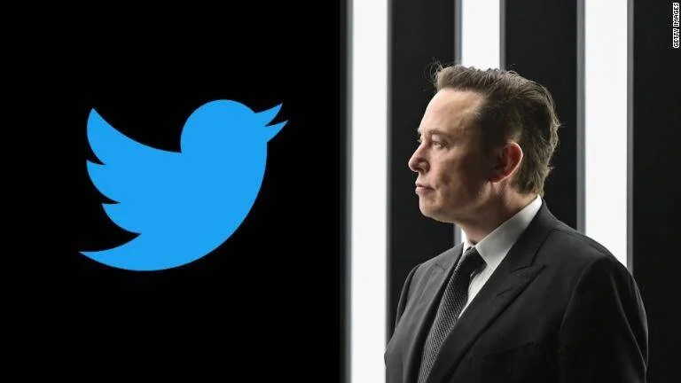 Elon Musk de perfil en traje oscuro junto al logo azul del pájaro de Twitter sobre fondo negro.