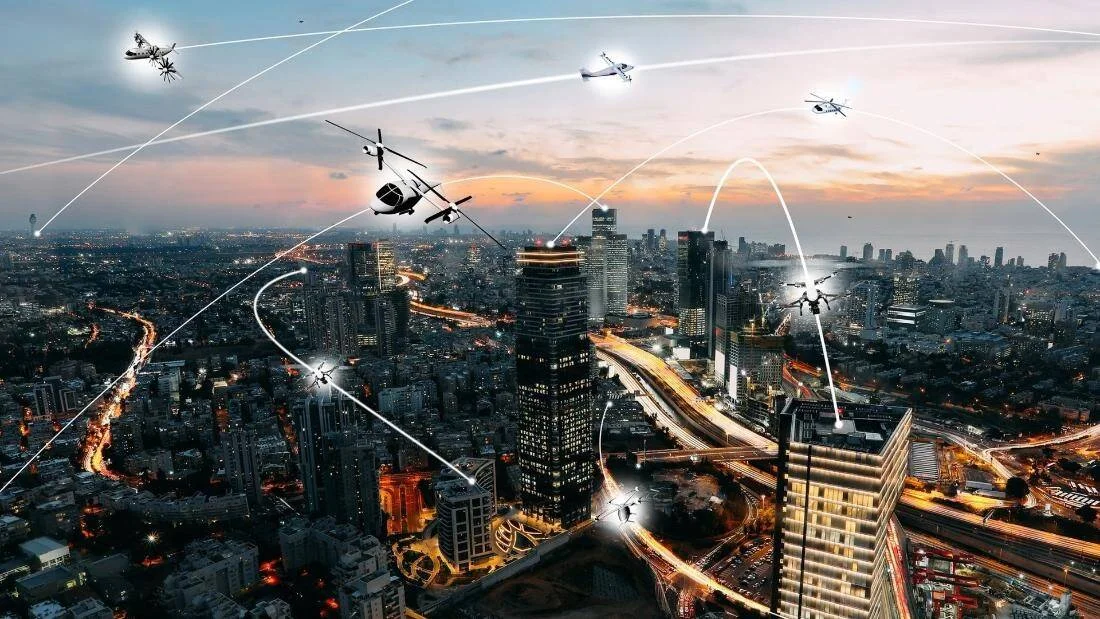 Ilustración conceptual de múltiples drones y aeronaves autónomas sobrevolando una ciudad conectada por rutas de vuelo digitales al atardecer.