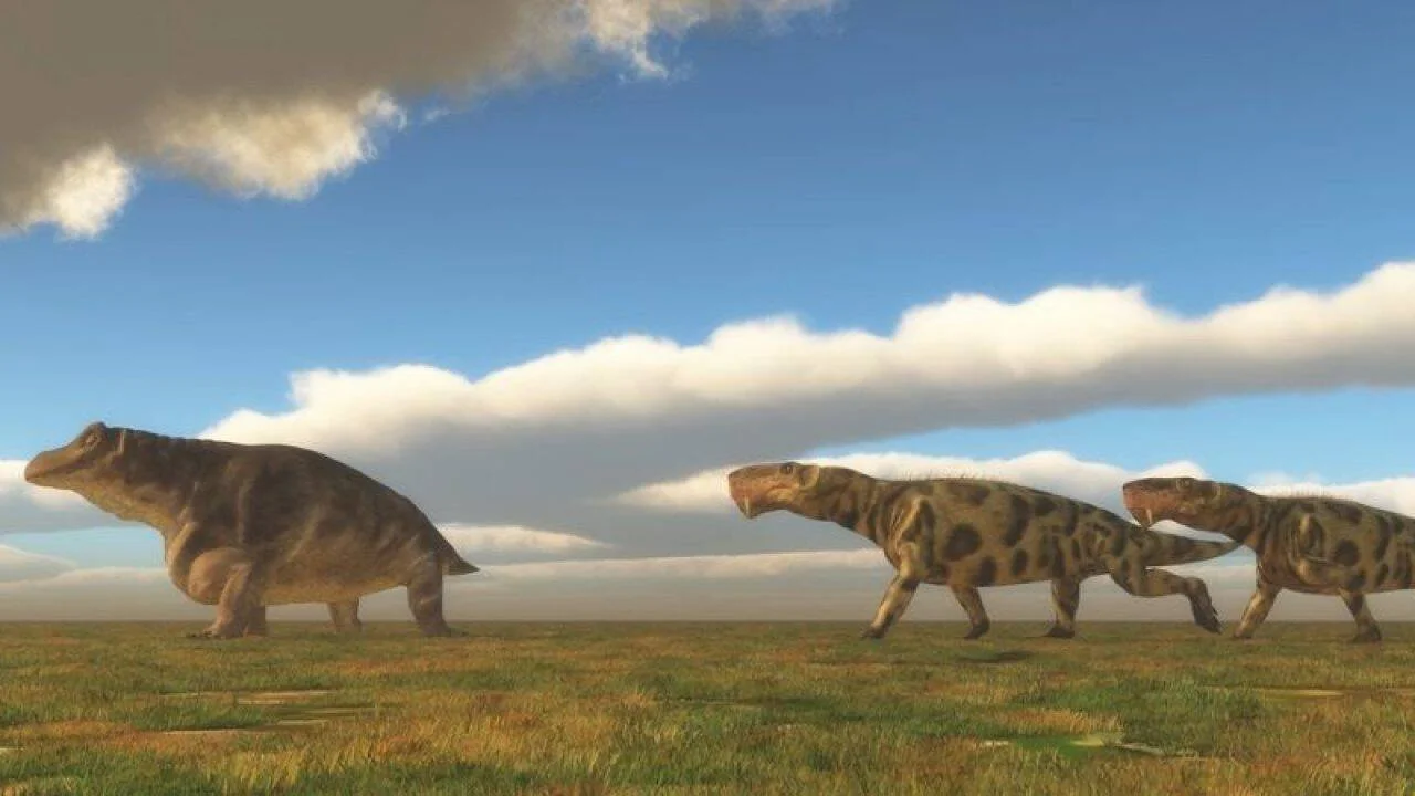 Ilustración digital de tres reptiles prehistóricos caminando en una llanura abierta bajo un cielo azul con nubes.