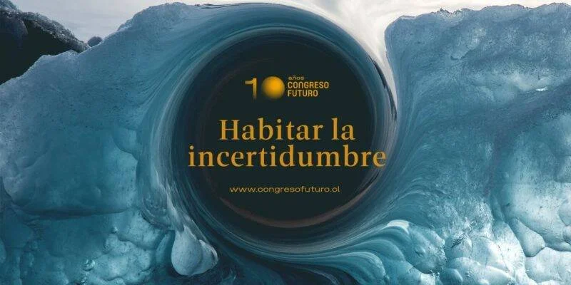 Afiche del Congreso Futuro en su décima edición con el lema 'Habitar la incertidumbre' sobre fondo de glaciar y remolino de agua.