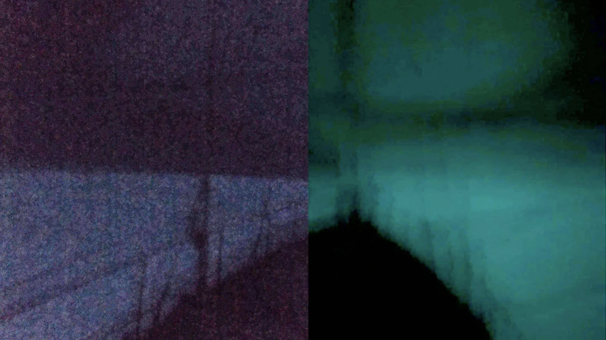 Comparación de dos capturas de una pared oscura: izquierda con ruido violáceo, derecha con visión nocturna en tonos turquesa.