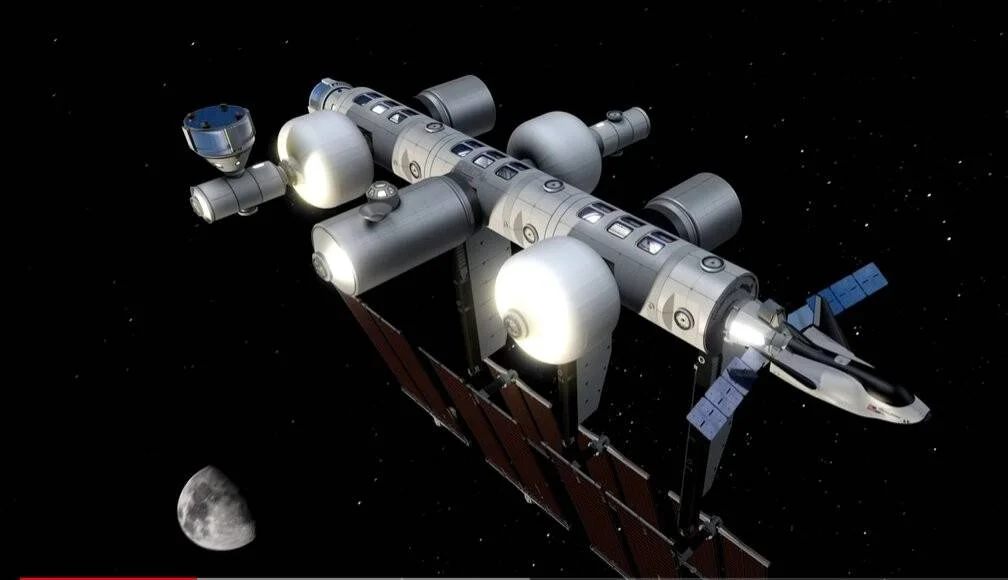 Renderizado de una estación espacial modular con paneles solares orbitando cerca de la Luna en el espacio profundo.