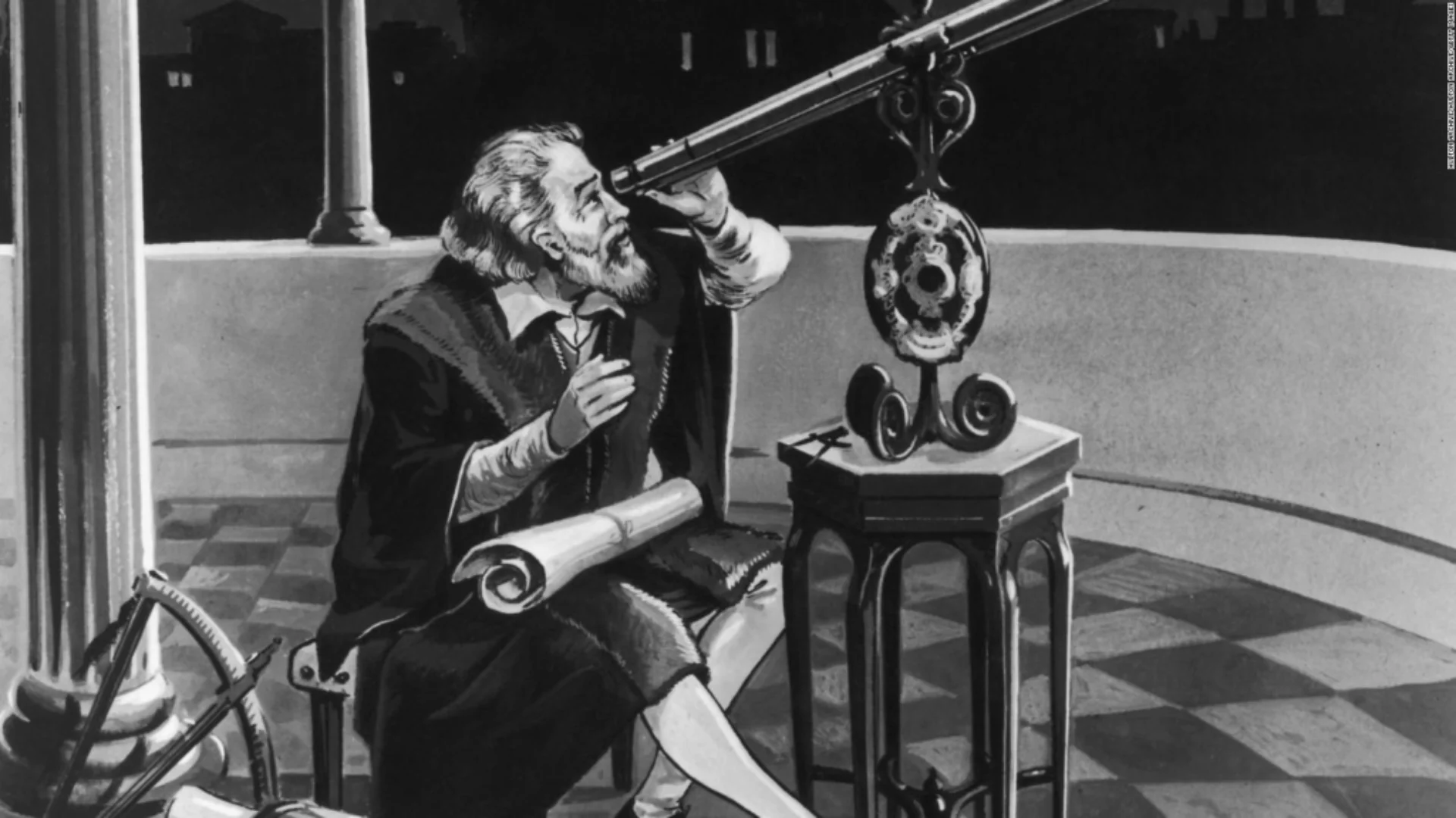 Ilustración en blanco y negro de un hombre barbado del siglo XVII mirando a través de un telescopio, con pergaminos en la mano.