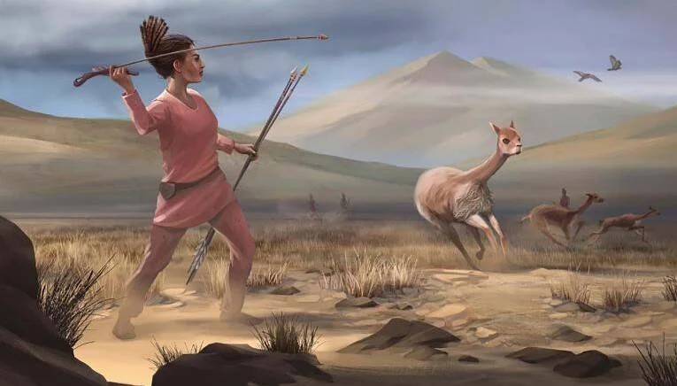 Reconstrucción artística de una mujer cazadora prehistórica lanzando flechas sobre camélidos en una llanura árida andina.