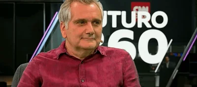 Hombre de mediana edad con camisa bordo sentado en estudio del programa Futuro 60 de CNN.