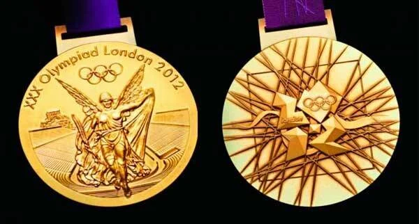 Anverso y reverso de la medalla de oro de los Juegos Olímpicos Londres 2012 con los aros olímpicos.
