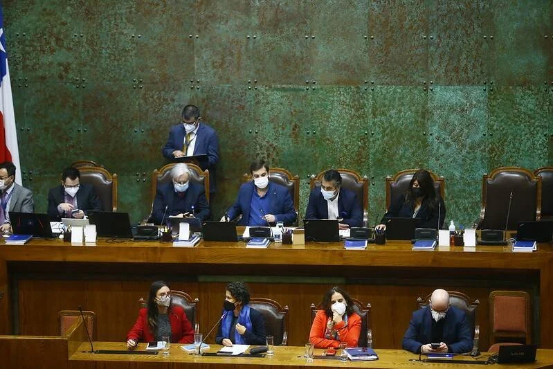 Parlamentarios chilenos con mascarillas reunidos en sesión plenaria en la Cámara de Diputadas y Diputados.