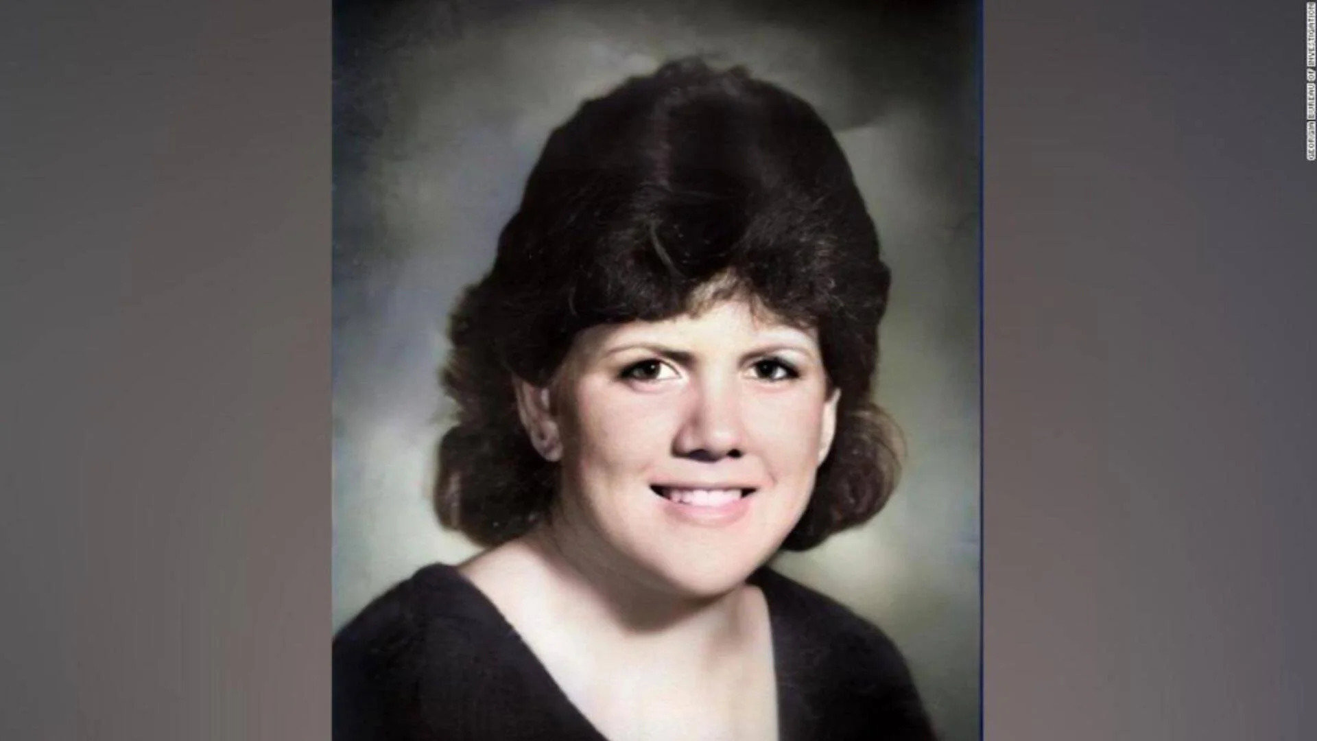 Foto de anuario de una mujer joven con cabello oscuro voluminoso, sonriendo, estilo de los años 80, provista por la Oficina de Investigación de Georgia.