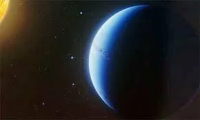 Planeta de color azul iluminado lateralmente por una estrella amarilla sobre fondo del espacio exterior.