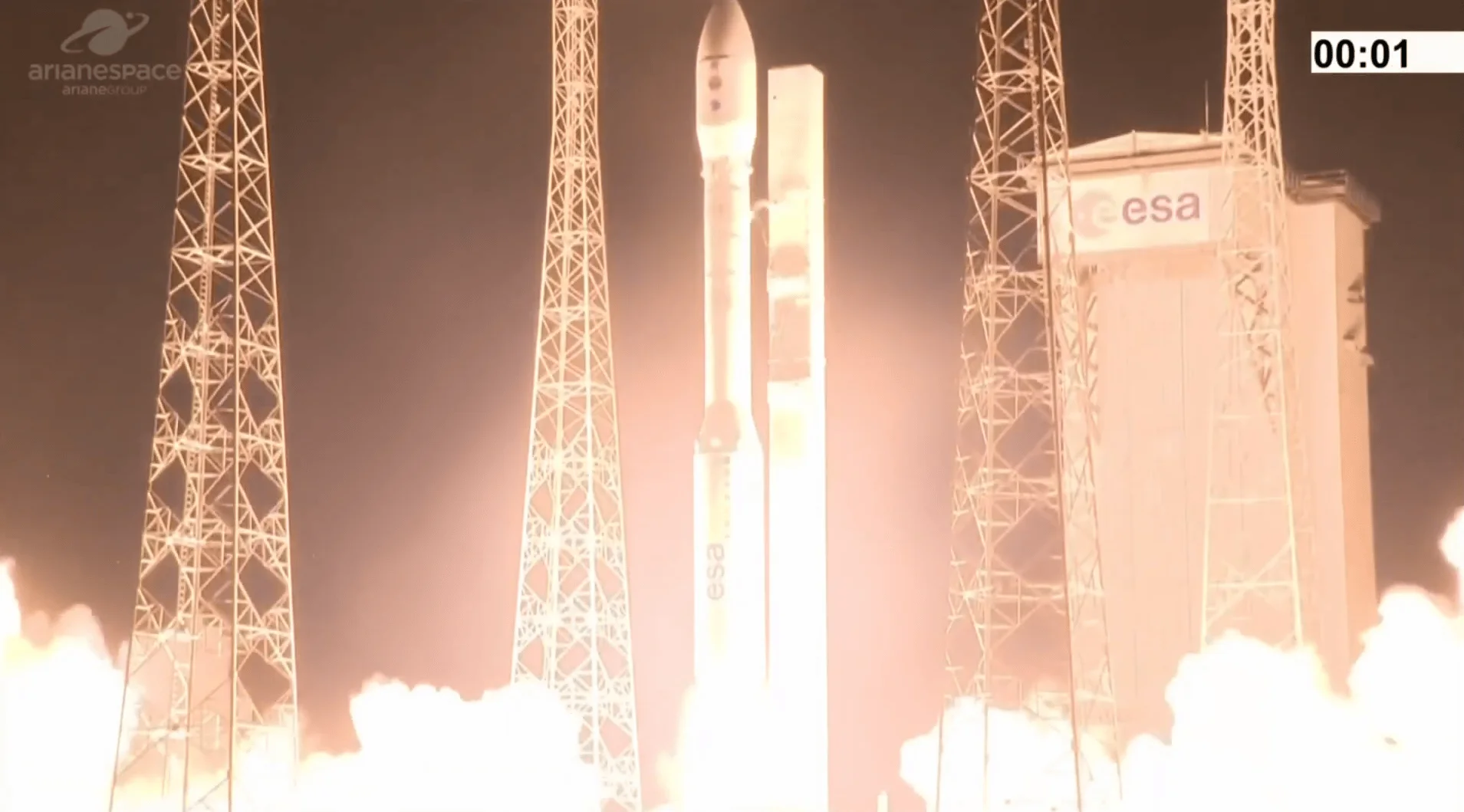 Cohete de Arianespace despega entre llamas y nubes de humo desde la plataforma de lanzamiento de la ESA, un segundo después del encendido.