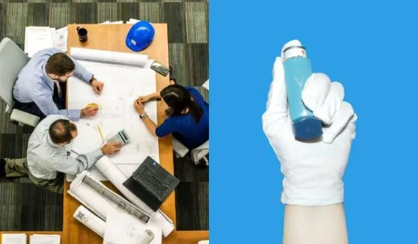 Vista aérea de tres personas revisando planos en una mesa junto a una mano con guante blanco sosteniendo un inhalador azul.