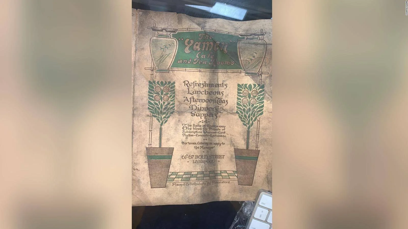 Menú vintage del Yamen Café and Tea Rooms de Liverpool, ubicado en Bold Street, con ilustraciones art nouveau en verde y marrón.