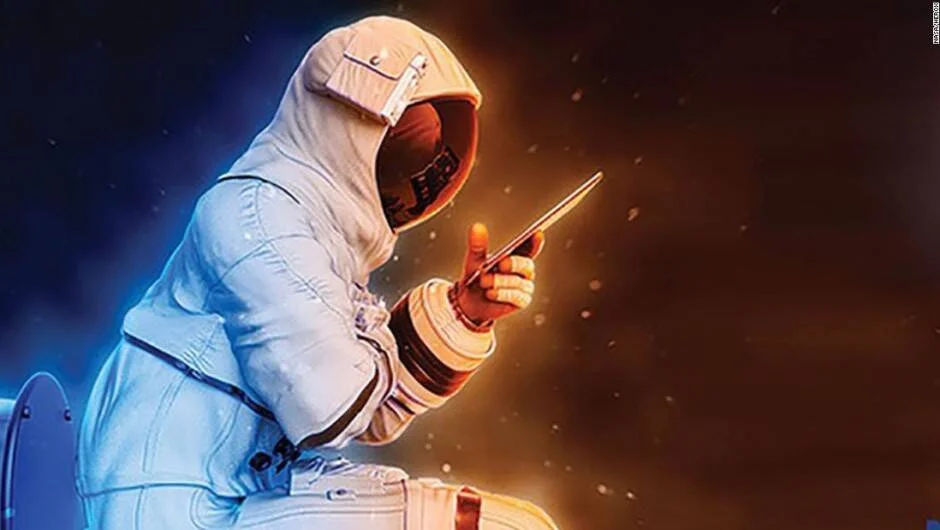 Astronauta con traje espacial blanco sostiene una tableta que emite luz intensa en un fondo oscuro con destellos.