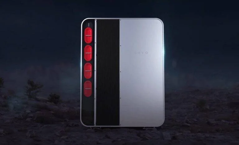 Unidad de almacenamiento de energía ENYO con paneles plateados y conectores rojos, fotografiada en un entorno nocturno.