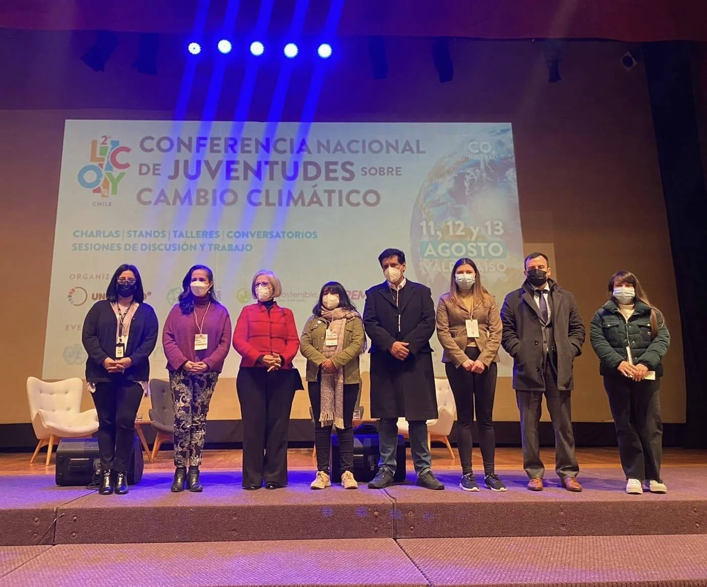 Grupo de personas posando en el escenario de la 2ª Conferencia Nacional de Juventudes sobre Cambio Climático, realizada en Valparaíso los días 11, 12 y 13 de agosto.