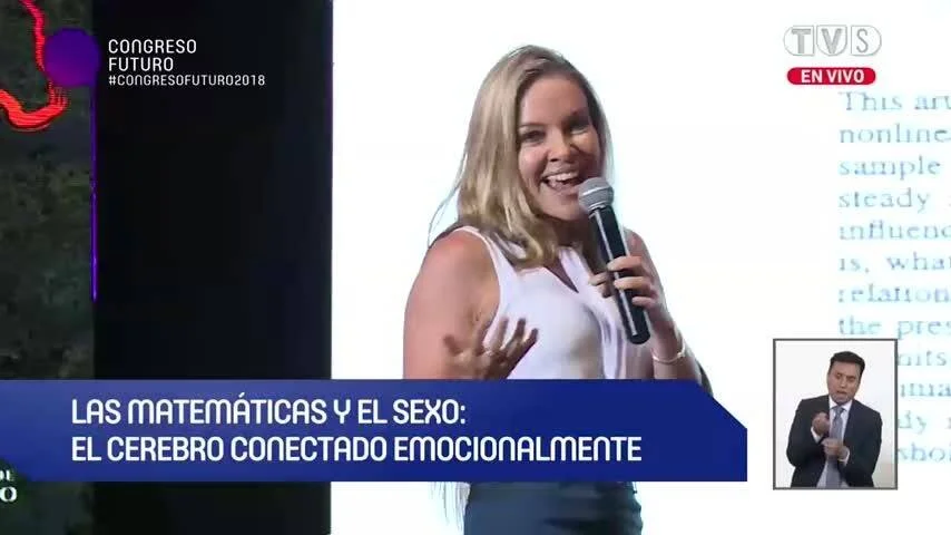 Mujer habla con micrófono en el Congreso Futuro 2018 sobre matemáticas, sexo y el cerebro conectado emocionalmente.