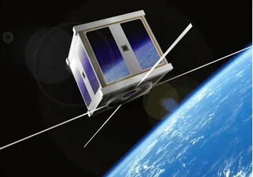 Ilustración de un pequeño satélite tipo CubeSat con paneles solares orbitando sobre la Tierra.