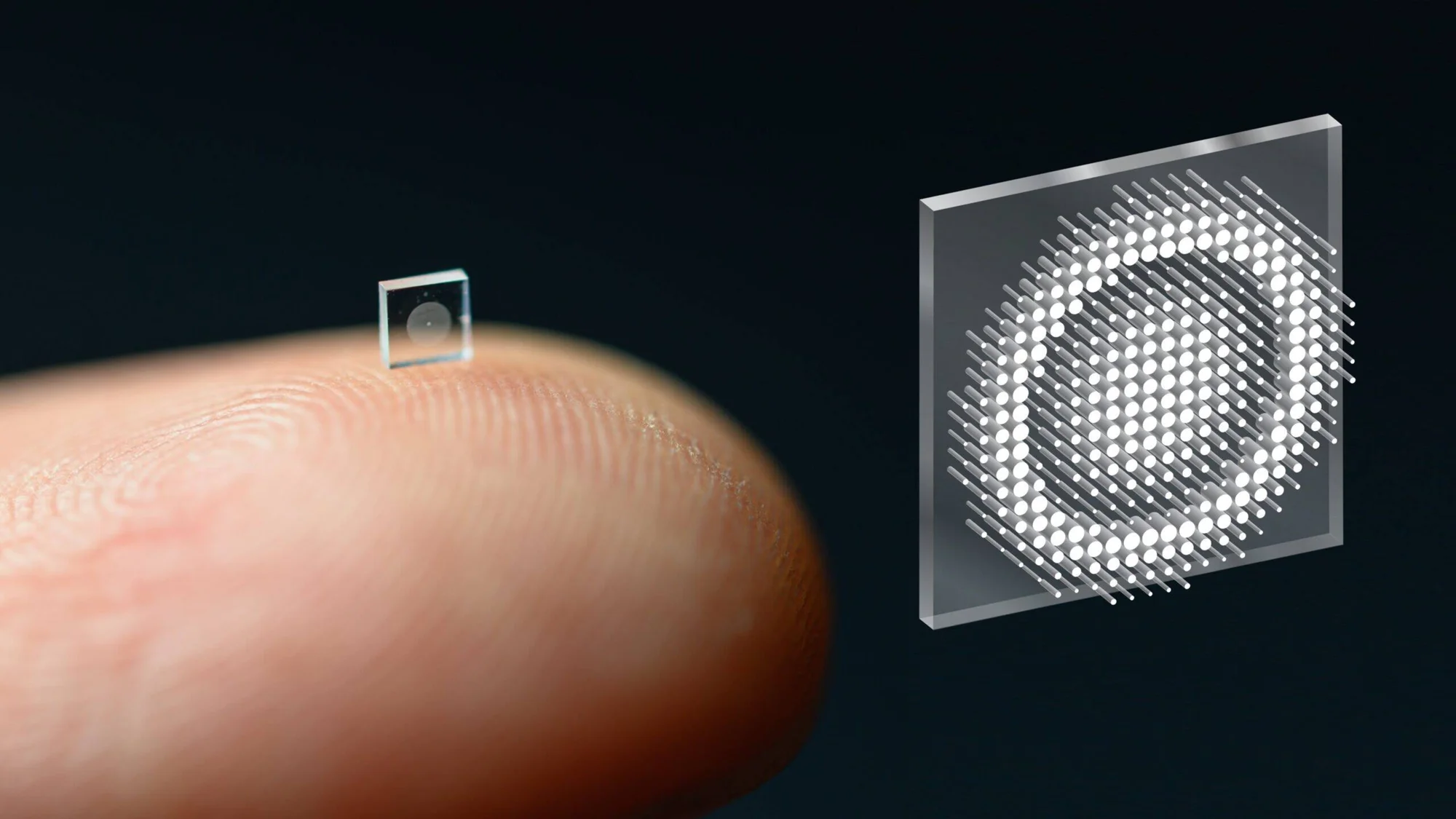 Una metalente cuadrada del tamaño de una uña reposa sobre la yema de un dedo, junto a una representación ampliada de su estructura de nanopilares.