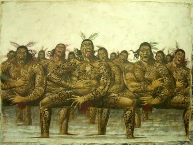 Pintura que representa a un grupo de guerreros maoríes con tatuajes tradicionales realizando una danza haka con expresiones intensas.