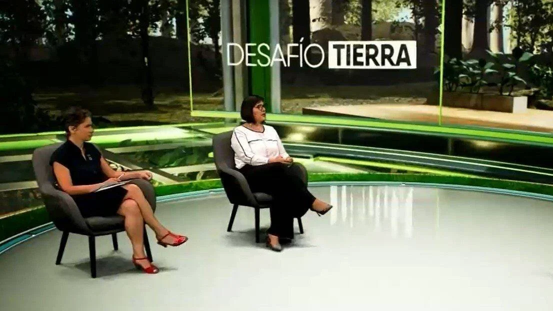 Dos mujeres sentadas en sillones durante una entrevista en el programa televisivo Desafío Tierra.