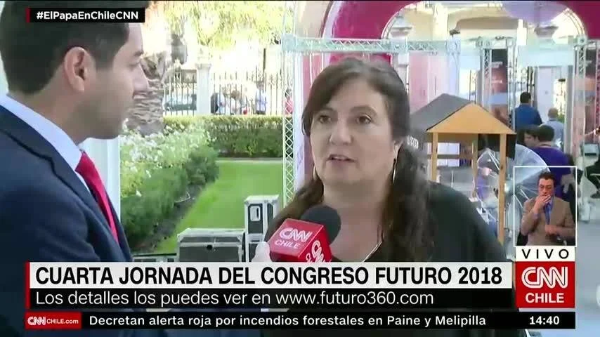 Periodista de CNN Chile entrevista a una mujer durante la cuarta jornada del Congreso Futuro 2018.