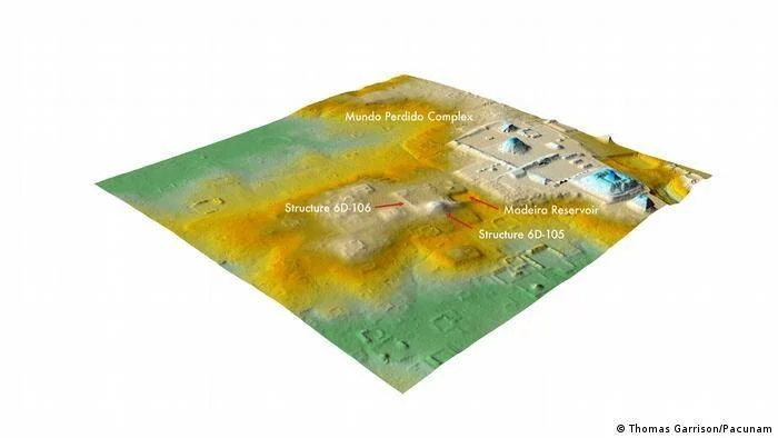 Modelo 3D LiDAR del complejo Mundo Perdido en Tikal, con estructuras y reservorio Madeira señalados.